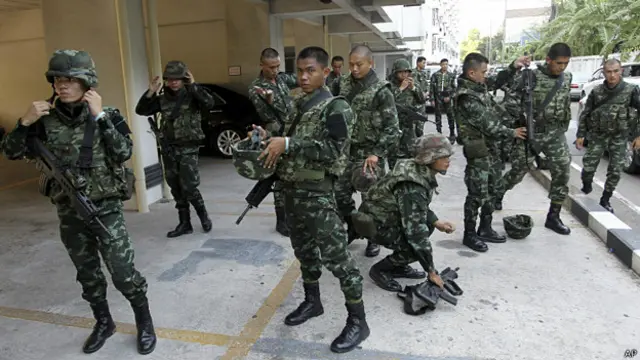 泰军士兵在曼谷检察总署外戒备（26/5/2014）