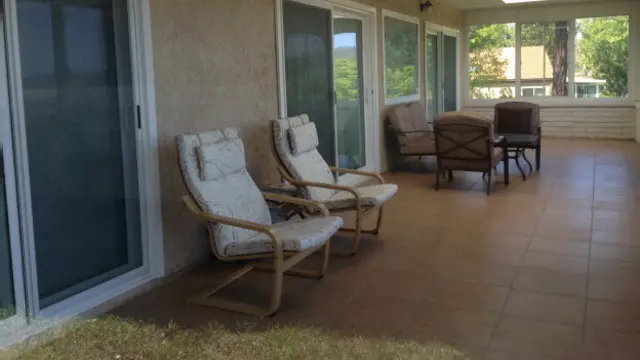 后院宽敞明亮，几张躺椅整齐地摆放在那儿