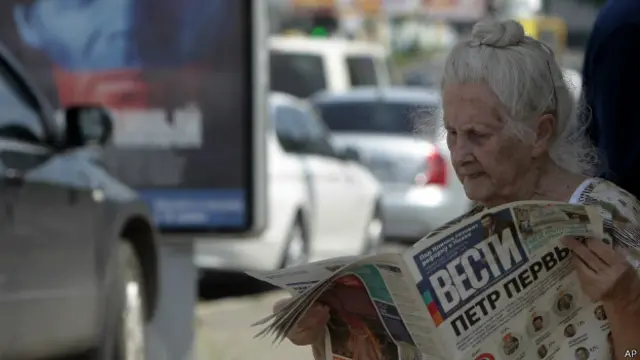 Газета с новостью о победе Порошенко