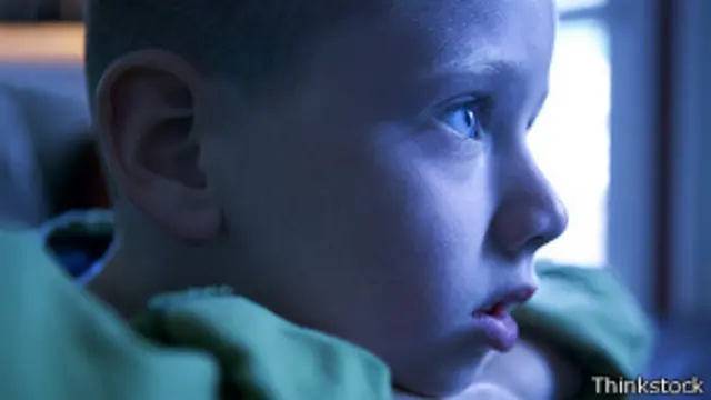 Niño mirando la televisión