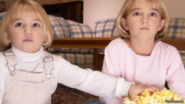 Niñas mirando la televisión