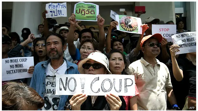 Sebagian warga menolak kudeta, tetapi sebagian lagi menerima. 