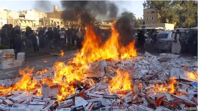 叙利亚“伊拉克和黎凡特伊斯兰国”焚烧收缴的外国香烟