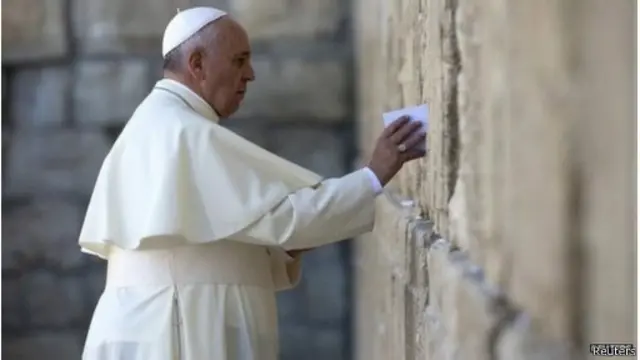 البابا يضع دعاء مكتوبا فى الحائط الغربي