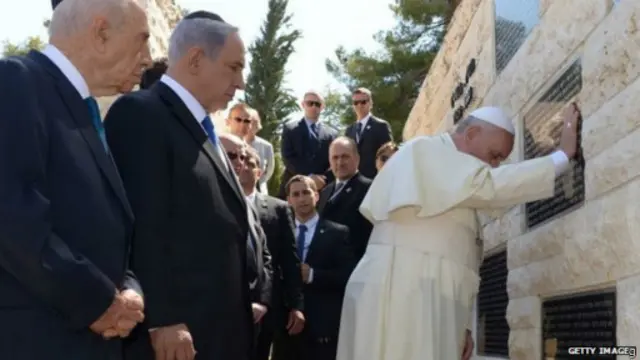 توقف البابا لزياة نصب تذكاري لقتلى اسرائليين مدنيين