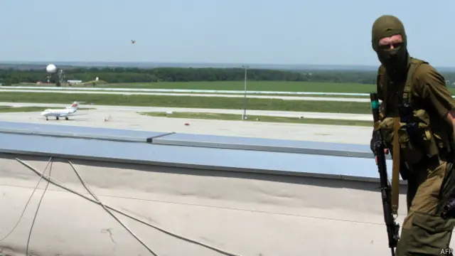 顿涅茨克机场航站楼楼顶的亲俄武装人员(26/5/2014)