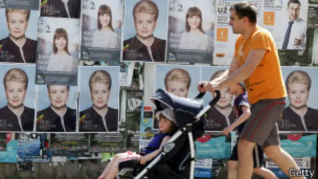 Мужчина на фоне избирательных плакатов