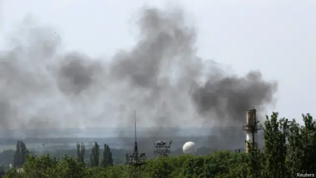 Дым над аэропортом Донецка