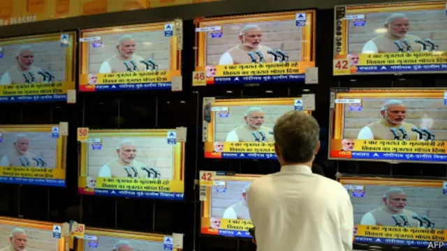 周一，印度民众通过电视转播观看了莫迪的就职典礼