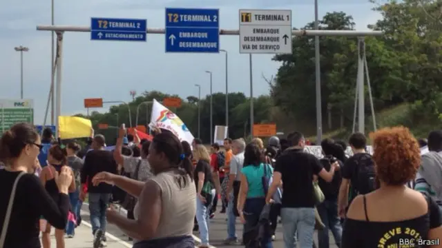 Protesto reuniu cerca de 150 professores, que entraram em greve