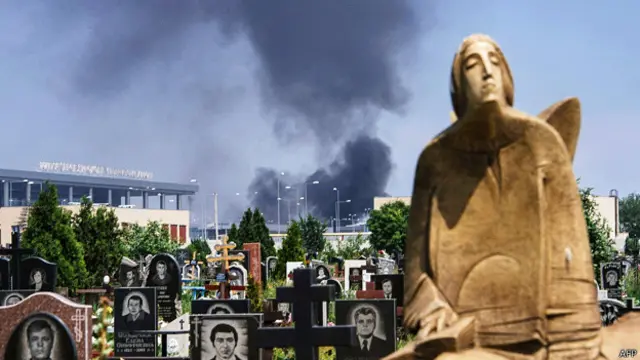 从远处眺望顿涅茨克机场冒起的黑烟(26/5/2014)