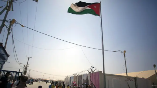 علم الأردن يرفرف فوق مخيم الزعتري على الحدود السورية الذي يستضيف آلاف اللاجئين السوريين.