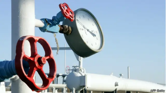 Вентиль и счетчик на газовой трубе