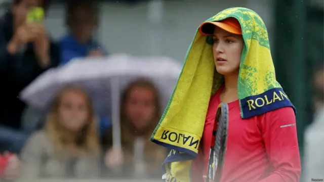 یوژینی بوچارد، بازیکن ۲۰ ساله کانادایی، جای خود در راند دوم را پس از شکست دادن شاهار پیر اسرائیلی با نتیجه ۰-۶، ۲-۶ تثبیت کرد