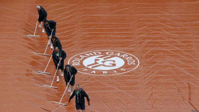 دور اول مسابقات تنیس اوپن فرانسه تحت تاثیر باران با تاخیر و توقف در حال برگزاری است