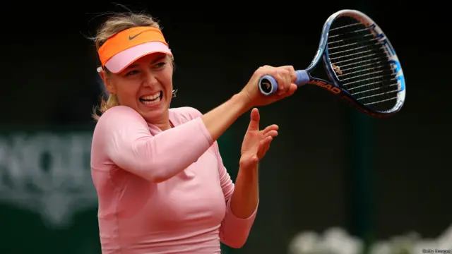 ماریا شاراپوا، قهرمان سال ۲۰۱۲، کسنیا پرواک، هموطن روسی خود را با نتیجه ۱-۶، ۲-۶ شکست داد و به مرحله بعدی راه پیدا کرد