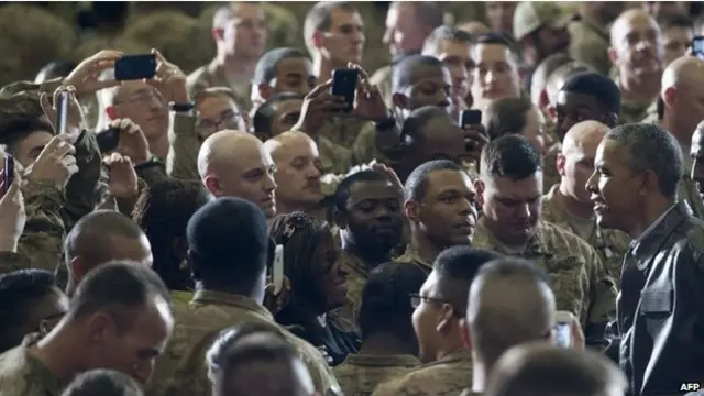 Obama hizo una visita sorpresas a las tropas estadounidenses en Kabul.