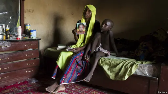 Женщина с фотографией дочки