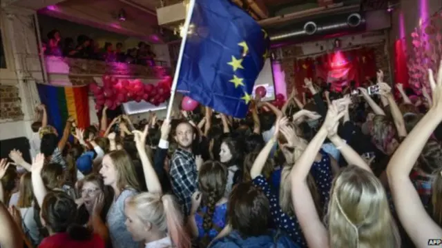 تعتبر هذه الانتخابات هي أكبر ممارسة للديمقراطية متعددة الجنسيات في العالم