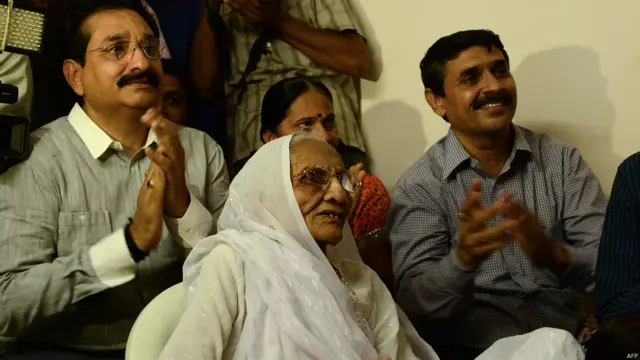 नरेंद्र मोदी की माँ और परिवार को सदस्य