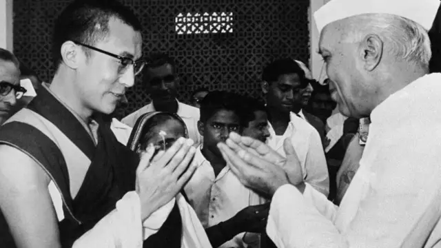 नेहरू ने 1959 में तिब्बत से भागे दलाई लामा और उनके समर्थकों को भारत में शरण दी