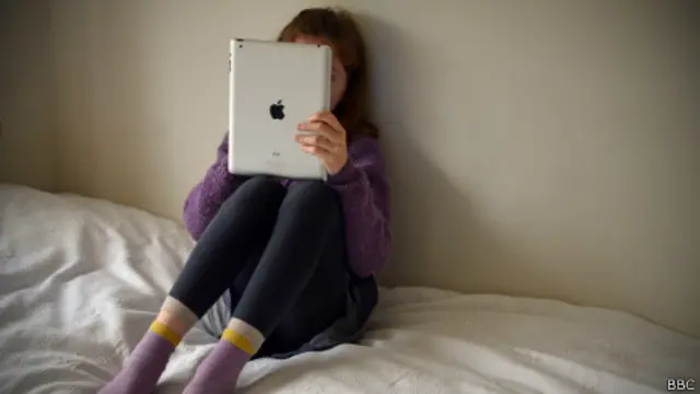 Menina com iPad | Crédito: BBC
