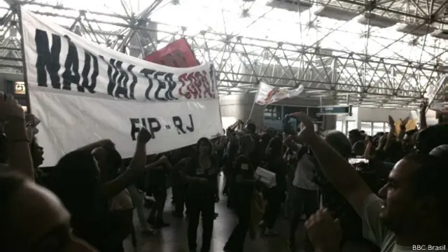 Protesto no Galeão nesta segunda-feira (Jefferson Puff/BBC Brasil)
