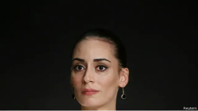 أدت الممثلة ميليسا سوزين دور الزوجة الشابة "نهال". 