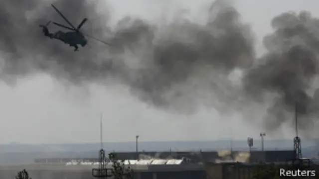 نامہ نگاروں کے مطابق پیر کے روز تمام دن اور پھر رات کو شدید فائرنگ اور گولہ باری کی آوازیں آتی رہیں اور فضا میں کالا دھواں پھیلا رہا