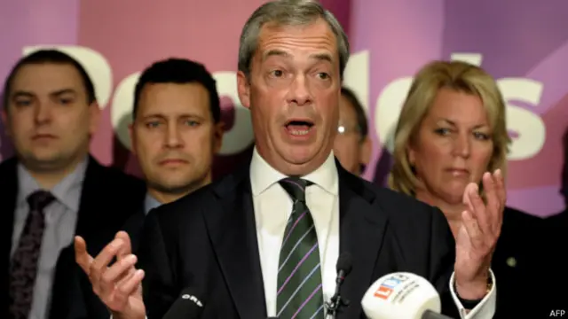 2014年5月26日，UKIP创始人法拉奇（中）和当选的欧洲议会UKIP议员在伦敦举行记者会。那次欧洲选举UKIP赢得席位首次超过工党和保守党。