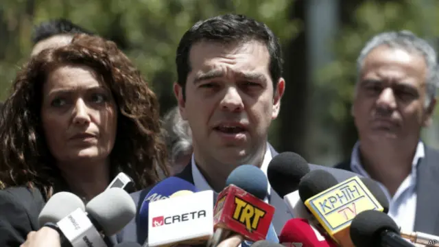 希腊激进左翼联盟领袖齐普拉斯（中，26/05/2014）