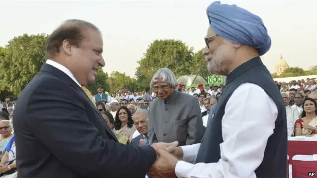 Thủ tướng Manmohan Singh mãn nhiệm (bên phải) đón Thủ tướng Pakistan Nawaz Sharif