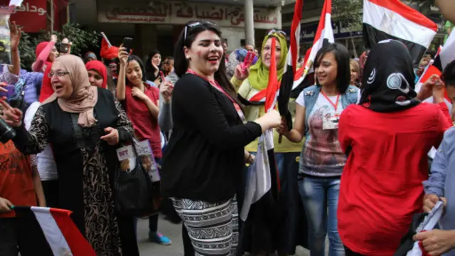 أنصار المرشحين وقفوا أمام بعض مراكز الاقتراع معبرين عن فرحتهم بالمشاركة.