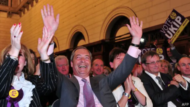 Nigel Farage, líder de UKIP, celebra la victoria de su partido en Europa