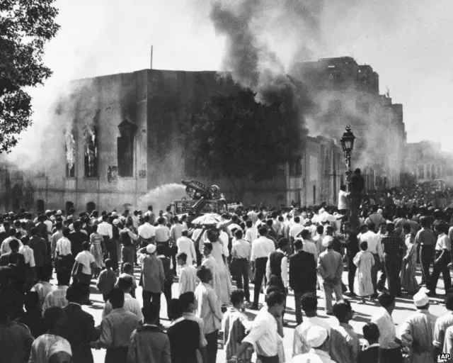 11954年,穆兄会总部被愤怒的人群纵火焚烧