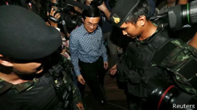 أعلن الجيش الأحكام العرفية في البلاد يومين قبل إعلان الانقلاب