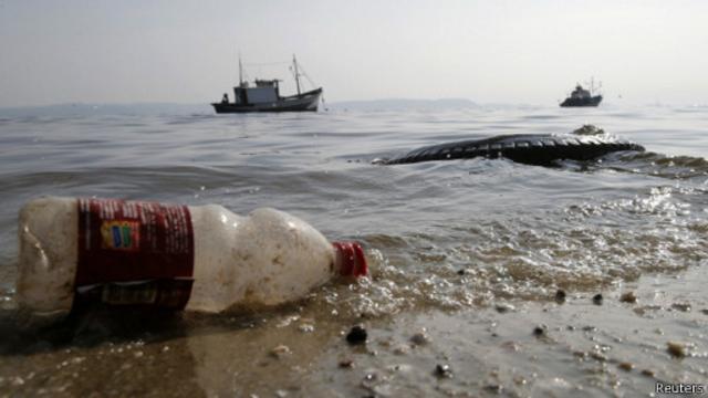 Пластиковая бутылка, выброшенная на берег моря
