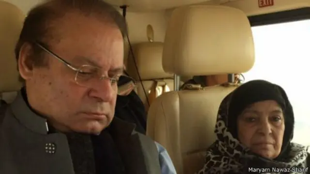 میاں نواز شریف اپنی والدہ کے ساتھ جو تصویر ان کی صاحبزادی مریم نواز شریف نے بھجوائی