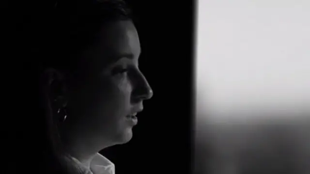 Bruna Schatschineider lendo livro em voz alta