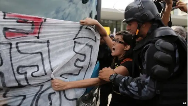 البرازيل تبدأ استعداداتها لكأس العالم وسط احتجاجات سياسية