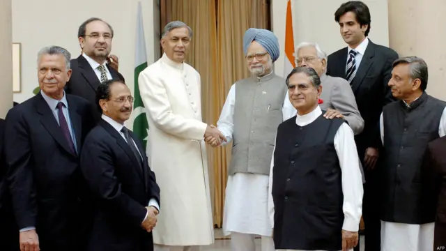 نومبر 2004 میں پاکستان کے وزیراعظم نے بھارت کا جوابی دورہ کیا تاہم اس وقت پاکستان میں یہ منصب شوکت عزیز اور بھارت میں منموہن سنگھ کے پاس تھا۔ اس ملاقات میں دونوں رہنماؤں نے مسئلہ کشمیر کے حل کے لیے بات چیت میں تیزی لانے کا اعلان کیا تھا۔