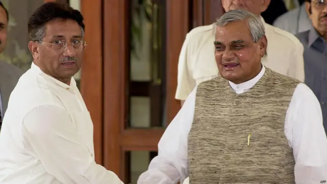 1999 میں نواز شریف کی حکومت کے خلاف فوجی بغاوت کے نتیجے میں اقتدار سنبھالنے والے فوجی صدر پرویز مشرف جولائی 2001 میں بھارت کے دورے پر گئے اور آگرہ میں بھارتی وزیراعظم اٹل بہاری واجپئی سے ملاقات کی۔ اس دورے کے دوران جوہری ہتھیاروں میں کمی، کشمیر اور سرحد پار دہشت گردی جیسے معاملات زیرِ بحث تو آئے لیکن یہ مذاکرات ناکام رہے اور آگرہ معاہدے پر اتفاق نہ ہو سکا۔