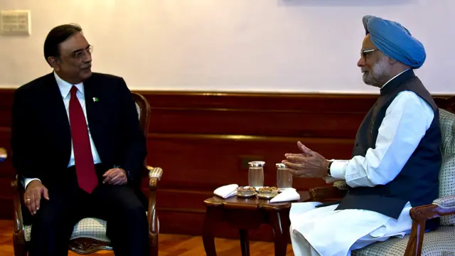 پیپلز پارٹی کے دورِ اقتدار کے پانچ برس میں وزیراعظم پاکستان کے علاوہ اس وقت ملک کے صدر آصف زرداری بھی بھارت گئے۔ اپریل 2012 میں ہونے والے اس ایک روزہ دورے کو اگرچہ نجی قرار دیا گیا تھا تاہم انھوں نے ظہرانے پر بھارتی وزیراعظم سے ملاقات کی تھی۔ یہ سنہ 2005 کے بعد کسی پاکستانی سربراہِ مملکت کا پہلا دورۂ بھارت تھا۔