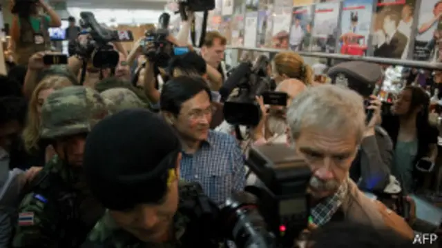 နိုင်ငံခြား သတင်းထောက် ကလပ်ကနေ ပညာရေး ဝန်ကြီးဟောင်းကို ဖမ်းဆီးခေါ်ဆောင်လာစဉ်။