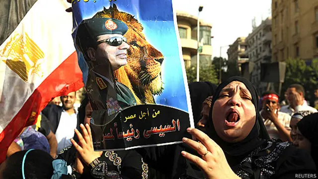 Mujer en Egipto con una pancarta de Al Sisi