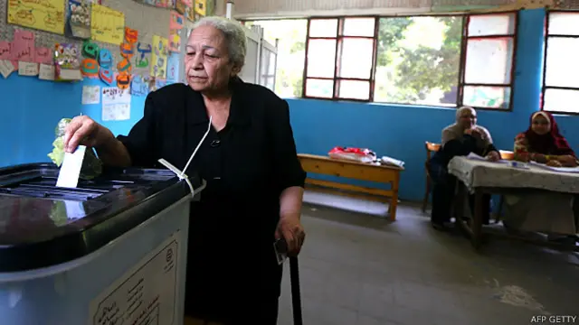 Mujer votando en Egipto