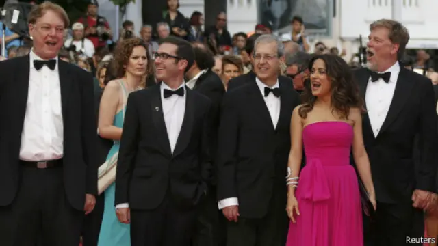 سلمى حايك والمخرج روجر أليرز وعدد من فناني التحريك المشاركين في فيلم "النبي".