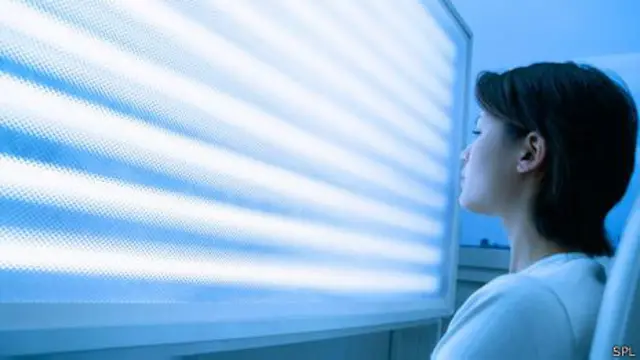 Algunas personas utiliza fototerapia para recuperarse del jet lag.