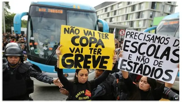 Profesores en huelga protestan frente al bus de la selección de Brasil