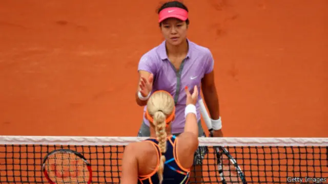 لی نا در چهارده سال گذشته اولین قهرمان اوپن استرالیاست که در دور اول اوپن فرانسه حذف شده است